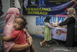 Warga antre untuk mendapatkan makanan gratis pada Program Bandung Berbagi di Cibangkong, Bandung, Jawa Barat, Jumat (13/8/2021). Warga RW. 02 Kelurahan Cibangkong, Kecamatan Batununggal berinisiatif untuk melakukan swadaya masyarakat dengan menyediakan makanan siap saji sebanyak 160 paket setiap hari jumat bagi warga yang terdampak COVID-19 selama penerapan PPKM. ANTARA FOTO/Raisan Al Farisi/agr