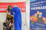 SUNTIKKAN VAKSIN MODERNA UNTUK NAKES PUSKESMAS. Petugas medis menyuntikkan  vaksin Moderna COVID-19 kepada tenaga kesehatan di Puskesmas Krueng Baruna Jaya, Kabupaten Aceh Besar, Aceh, Jumat (13/8/2021). Pemerintah Aceh menerima vaksin Moderna sebanyak 46.620 dosis atau 3.303 vial yang diprioritaskan untuk tenaga kesehatan dengan total mencapai 56.470 orang  dan ditargetkan vaksinasi nakes tahap ketiga itu selesai pada momentum perayaan HUT ke-76 Kemerdekaan RI. ANTARA FOTO/Ampelsa.