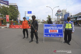 Petugas gabungan berjaga saat uji coba ganjil genap di jalan RA Kartini, Kota Cirebon, Jawa Barat, Jumat (13/8/2021). Pemkot Cirebon menerapkan sistem ganjil genap di delapan ruas jalan di kota pada pukul 13.00-17.00 WIB untuk mengendalikan mobilitas warga sebagai upaya menurunkan angka penyebaran COVID-19. ANTARA FOTO/Dedhez Anggara/agr