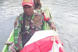 Aparat TNI di Yapen gunakan perahu bagi bendera Merah Putih ke warga Wooi Papua