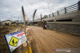 Pekerja menyelesaikan proyek pembangunan jembatan Sungai Alalak di Banjarmasin, Kalimantan Selatan, Sabtu (14/8/2021). Progres pembangunan jembatan Sungai Alalak yang menghubungkan Kota Banjarmasin dengan Kabupaten Barito Kuala yang menjadi ikonik dan sebuah wisata baru oleh pemerintah Kota Banjarmasin tersebut sudah mencapai 93,2 persen dan ditargetkan rampung pada 15 September 2021. Foto Antaranews Kalsel/Bayu Pratama S.