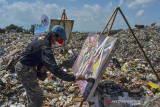 Seniman dari Komunitas Cermin melukis bersama dalam acara Ngaruat Kemerdekaan RI ke-76 di Tempat Pembuangan Akhir Sampah (TPAS) Cianggir, Kota Tasikmalaya, Jawa Barat, Minggu (15/8/2021). Sebanyak tujuh pelukis menuangkan kritik melalui lukisan untuk merespon kondisi lingkungan dan sampah serta hasil lukisannya akan dilelang dan didonasikan untuk warga terdampak pandemi COVID-19. ANTARA FOTO/Adeng Bustomi/agr