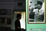 Pengunjung melihat isi rumah bersejarah peninggalan keluarga Djiauw Kie Siong yang pernah disinggahi Proklamator RI Soekarno-Hatta di Rengasdengklok, Karawang, Jawa Barat, Minggu (15/8/2021). Rumah tersebut menjadi salah satu destinasi wisata sejarah untuk mengenang tempat persinggahan Soekarno dan Moh Hatta menjelang proklamasi kemerdekaan Indonesia pada 16 Agustus 1945. ANTARA FOTO/M Ibnu Chazar/agr