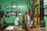Pewaris rumah bersejarah, Djiauw Kiang Lin (kanan) menjelaskan kepada pengunjung kisah rumah Djiauw Kie Siong yang pernah disinggahi Proklamator RI Soekarno-Hatta di Rengasdengklok, Karawang, Jawa Barat, Minggu (15/8/2020). Rumah tersebut menjadi salah satu destinasi wisata sejarah untuk mengenang tempat persinggahan Soekarno dan Moh Hatta menjelang proklamasi kemerdekaan Indonesia pada 16 Agustus 1945. ANTARA FOTO/M Ibnu Chazar/agr