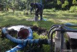 Pekerja melakukan pengeboran sebagai proses pembuatan sumur di area persawahan Kelurahan Ketami, Kota Kediri, Jawa Timur, Sabtu (14/8/2021). Jasa pembuatan sumur bor seharga Rp500 ribu hingga Rp700 ribu tergantung ukuran lubang dan kedalaman tersebut banyak diminati petani sebagai solusi irigasi pertanian saan musim kemarau. Antara Jatim/Prasetia Fauzani/zk