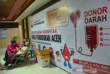 DONOR DARAH HUT RI DI TENGAH PANDEMI. Aparatur Sipil Negara (ASN) mendonorkan darahnya saat berlangsung donor darah serentak di Banda Aceh, Aceh, Senin
 ( 16/8/2021). Donor darah yang digelar di beberapa daerah guna memenuhi kebutuhan darah  di tengah pandemi COVID-19  tersebut merupakan rangkaian kegiatan sosial dalam rangka menyambut HUT ke-76 Kemerdekaan RI. ANTARA FOTO/Ampelsa.