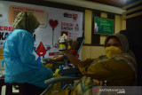 DONOR DARAH HUT RI DI TENGAH PANDEMI. Aparatur Sipil Negara (ASN) mendonorkan darahnya saat berlangsung donor darah serentak di Banda Aceh, Aceh, Senin
 (16/8/2021). Donor darah yang digelar di beberapa daerah guna memenuhi kebutuhan darah  di tengah pandemi COVID-19  tersebut merupakan rangkaian kegiatan sosial dalam rangka menyambut HUT ke-76 Kemerdekaan RI. ANTARA FOTO/Ampelsa.