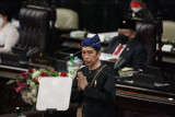 Presiden Joko Widodo memberi salam saat menyampaikan pidato kenegaraan pada Sidang Tahunan MPR Tahun 2021 di Gedung Nusantara, Kompleks Parlemen, Senayan, Jakarta, Senin (16/8/2021). ANTARA FOTO/Sopian/nym.