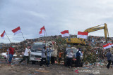 JURNALIS LINTAS MEDIA KIBARKAN MERAH PUTIHDI PERBUKITAN KAMPUNG. Sejumlah jurnalis dari berbagai media yang tergabung dalam Komunitas Pena Emas Aceh bersama TNI  mengibarkan bendera di Bukit Pengolahan Sampah kawasan pesisir pantai, Kampung Jawa, Banda Aceh, Senin (16/8/2021). Kegiatan pengibaran bendera di bukit pengolahan sampah yang masuk dalam kawasan situs sejarah Kerajaan Aceh dan kilometer nol kota Banda Aceh di tengah pandemi COVID-19 itu dalam rangka memeriahkan HUT ke-76 Kemerdekaan RI. ANTARA FOTO/Ampelsa.