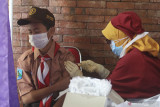 Petugas medis menyuntikkan vaksin COVID-19 bagi pelajar tingkat Sekolah Menengah Pertama (SMP) di Taman Sekartaji, Kota Kediri, Jawa Timur, Senin (16/8/2021). Pemkot Kediri menggelar vaksinasi COVID-19 dosis pertama secara massal bagi pelajar SMP guna mewujudkan kekebalan kelompok sebagai persiapan pelaksanaan pembelajaran tatap muka. Antara Jatim/Prasetia Fauzani/zk