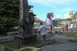 Komunitas jurnalis Malut kibarkan Merah Putih di tugu proklamasi