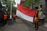 Tim Reaksi Cepat dan Satgas COVID-19 Tangguh Dewata mengibarkan bendera merah putih saat memperingati HUT Kemerdekaan ke-76 Republik Indonesia di halaman Kantor Desa Sumerta Kelod, Denpasar, Bali, Selasa (17/8/2021). Kegiatan yang digelar secara sederhana tersebut untuk memperingati HUT Kemerdekaan ke-76 Republik Indonesia dan mengenang perjuangan para pahlawan yang berhasil merebut kemerdekaan sekaligus membangkitkan semangat dalam upaya mengatasi pandemi COVID-19. ANTARA FOTO/Nyoman Hendra Wibowo/nym.