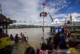 Sejumlah warga menyaksikan lomba panjat pinang di bantaran Sungai Martapura, Banjarmasin, Kalimantan Selatan, Selasa (17/8/2021). Lomba panjat pinang swadaya masyarakat tersebut dalam rangka memeriahkan HUT ke-76 Kemerdekaan Republik Indonesia. Foto Antaranews Kalsel/Bayu Pratama S.