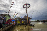 Sejumlah warga menyaksikan lomba panjat pinang di bantaran Sungai Martapura, Banjarmasin, Kalimantan Selatan, Selasa (17/8/2021). Lomba panjat pinang swadaya masyarakat tersebut dalam rangka memeriahkan HUT ke-76 Kemerdekaan Republik Indonesia. Foto Antaranews Kalsel/Bayu Pratama S.