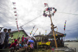 Peserta berusaha memanjat saat berlangsung lomba panjat pinang di bantaran Sungai Martapura, Banjarmasin, Kalimantan Selatan, Selasa (17/8/2021). Lomba panjat pinang swadaya masyarakat tersebut dalam rangka memeriahkan HUT ke-76 Kemerdekaan Republik Indonesia. Foto Antaranews Kalsel/Bayu Pratama S.