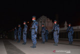 MALAM RENUNGAN SUCI HUT RI DI ACEH. Prajurit TNI dan Polri mengikuti upacara pada malam apel kehormatan dan renungan suci di Taman Makam Pahlawan, Banda Aceh, Aceh, Selasa (17/8/2021). Malam apel kehormatan dan renungan suci yang dihadiri pejabat Forkopimda Aceh berlangsung dengan penerapan protokol kesehatan secara ketat guna mencegah COVID-19, merupakan rangkaian dari kegiatan memperingati HUT ke-76 Kemerdekaan RI .ANTARA FOTO/Ampelsa