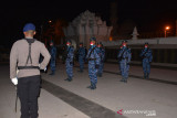 MALAM RENUNGAN SUCI HUT RI DI ACEH. Prajurit TNI dan Polri mengikuti upacara pada malam apel kehormatan dan renungan suci di Taman Makam Pahlawan, Banda Aceh, Aceh, Selasa (17/8/2021). Malam apel kehormatan dan renungan suci yang dihadiri pejabat Forkopimda Aceh berlangsung dengan penerapan protokol kesehatan secara ketat guna mencegah COVID-19, merupakan rangkaian dari kegiatan memperingati HUT ke-76 Kemerdekaan RI .ANTARA FOTO/Ampelsa