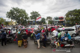 Petugas gabungan bersama warga berhenti sejenak, berdiri tegak dan ambil sikap sempurna saat peringatan HUT Kemerdekaan ke-76 Republik Indonesia di Jalan Ahmad Yani, Banjarmasin, Kalimantan Selatan, Selasa (17/8/2021). Petugas gabungan dari Satpol PP, TNI dan POLRI bersama masyarakat melaksanakan kegiatan menghentikan kegiatan sejenak dan mengambil sikap sempurna selama tiga menit untuk menghormati Peringatan Detik-Detik Proklamasi HUT ke-76 Republik Indonesia saat lagu Indonesia Raya berkumandang. Foto Antaranews Kalsel/Bayu Pratama S.