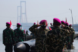 Danyonif 5 Mar Letkol Mar Widarta Kusuma (ketiga kiri) melakukan penghormatan usai upacara bendera di kawasan Jembatan Suramadu, Surabaya, Jawa Timur, Selasa (17/8/2021). Kegiatan yang digelar oleh Batalyon Infanteri 5 Marinir (Yonif 5 Mar) TNI Angkatan Laut dan diikuti pelajar, masyarakat pesisir serta Aparatur Sipil Negara (ASN) itu untuk memperingati HUT Ke-76 Kemerdekaan Republik Indonesia.  Antara Jatim/Didik Suhartono/zk