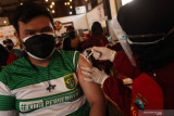  Petugas kesehatan menyuntikkan vaksin COVID-19 kepada pendukung Persebaya di Warkop Pitulikur di Surabaya, Jawa Timur, Selasa (17/8/2021). Vaksinasi COVID-19 bagi pendukung Persebaya di wilayah Surabaya itu menargetkan 1.000 penerima vaksin. Antara Jatim/Didik Suhartono/zk
