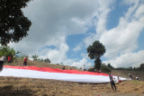 Warga Desa Lampeji Jember  kibarkan bendera merah putih raksasa