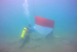 20 penyelam kibarkan bendera Merah Putih di dasar laut