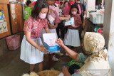 Peringati Kemerdekaan RI, tiga siswi bagikan masker ke pedagang pasar