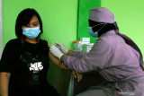 Petugas melaksanakan injeksi vaksin COVID-19 kepada Ibu Hamil (Bumil) di Puskesmas Kepanjenkidul Kota Blitar, Jawa Timur, Rabu (18/8/2021). Pemberian vaksinasi COVID-19 dengan sasaran bumil merupakan salah satu upaya pemerintah dalam melindungi ibu hamil dan bayinya dari infeksi COVID-19, karena bumil merupakan salah satu kelompok yang sangat berisiko apabila terpapar COVID-19 setelah beberapa waktu terakhir, dilaporkan sejumlah ibu hamil yang terkonfirmasi positif COVID-19 mengalami gejala berat bahkan meninggal dunia. Antara Jatim/Irfan Anshori/zk