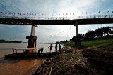 Pengunjung menuruni perahu wisata di tepi Sungai Batanghari di bawah Jembatan Gentala Arasy yang dihiasi bendera merah putih di Jambi, Selasa (17/8/2021). Pemerintah Provinsi Jambi memasang seribu bendera Merah Putih di atas jembatan sungai terpanjang di Sumatera itu guna memeriahkan peringatan HUT Kemerdekaan Republik Indonesia. ANTARA FOTO/Wahdi Septiawan/wsj.