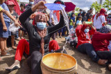 Peserta mengikuti perlombaan untuk memeriahkan HUT ke-76 Kemerdekaan RI di kawasan Sei Mencirim, Sunggal, Deli Serdang, Sumatera Utara, Selasa (17/8/2021). ANTARA FOTO/Fransisco Carolio/Lmo/aww.