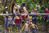 Peserta mengikuti lomba pukul bantal untuk memeriahkan HUT ke-76 Kemerdekaan RI di kawasan Sei Mencirim, Sunggal, Deli Serdang, Sumatera Utara, Selasa (17/8/2021). ANTARA FOTO/Fransisco Carolio/Lmo/aww.