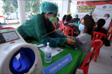Petugas kesehatan melakukan pemeriksaan awal terhadap ibu hamil yang akan menjalani vaksinasi COVID-19 di RSD Mangusada, Badung, Bali, Kamis (19/8/2021). Kabupaten Badung memulai pelaksanaan vaksinasi COVID-19 kepada ibu hamil yang memiliki usia kandungan 14 minggu hingga 33 minggu dengan target sasaran sementara sekitar 2.000 orang dengan menggunakan vaksin Moderna. ANTARA FOTO/Fikri Yusuf/nym.