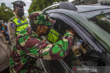 Petugas gabungan memeriksa dokumen syarat melakukan perjalanan pengemudi yang hendak memasuki Kota Banjarmasin saat pemberlakuan pengetatan di Jalan Ahmad Yani, Banjarmasin, Kalimantan Selatan, Kamis (19/8/2021). Pemerintah Kota Banjarmasin bersama Kodim 1007/Banjarmasin dan Polresta Banjarmasin dalam pelaksanaan PPKM Level 4 melakukan pengetatan kepada masyarakat yang hendak memasuki Kota Banjarmasin guna menekan penyeberan dan penularan COVID-19. Foto Antaranews Kalsel/Bayu Pratama S.