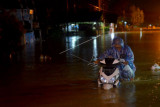 Warga melakukan evakuasi mandiri ke tempat yang lebih tinggi, akibat banjir merendam rumah mereka, di Lubuk Buaya, Padang, Sumatera Barat, Rabu (18/8/2021). Intensitas hujan tinggi sejak Rabu siang membuat air sungai meluap dan merendam pemukiman di kota itu. ANTARA FOTO/Iggoy el Fitra/hp.