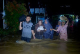 Warga melakukan evakuasi mandiri ke tempat yang lebih tinggi, akibat banjir merendam rumah mereka, di Lubuk Buaya, Padang, Sumatera Barat, Rabu (18/8/2021). Intensitas hujan tinggi sejak Rabu siang membuat air sungai meluap dan merendam pemukiman di kota itu. ANTARA FOTO/Iggoy el Fitra/hp.