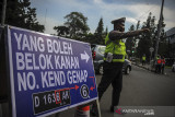 Petugas Kepolisian mengatur lalu lintas saat pemberlakuan ganjil genap di Cikapayang, Bandung, Jawa Barat, Jumat (20/8/2021). Pemerintah Kota Bandung bersama Polrestabes Bandung memperpanjang pemberlakuan ganjil genap hingga 23 Agustus guna menekan mobilitas masyarakat di masa perpanjangan PPKM Level 4. ANTARA FOTO/Raisan Al Farisi/agr