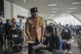 Gubernur Jawa Barat Ridwan Kamil berbincang dengan warga yang mengikuti vaksinasi massal di Sasana Budaya Ganesha (Sabuga), Bandung, Jawa Barat, Jumat (20/8/2021). Presiden Joko Widodo menargetkan jumlah penerima vaksin COVID-19 hingga akhir Agustus 2021 di Indonesia mencapai 100 juta guna membentuk kekebalan kelompok sehingga pandemi COVID-19 segera berakhir. ANTARA FOTO/Raisan Al Farisi/agr