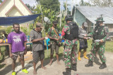 Satgas TNI Yonif 512 bagi masker untuk warga perbatasan cegah COVID-19