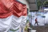 Petugas melakukan pengasapan di kawasan permukiman di Depok Jaya, Depok, Jawa Barat, Sabtu (21/8/2021). Pengasapan yang dilakukan koordinator penanggulangan bencana Depok Jaya tersebut untuk memberantas nyamuk Aedes Aegypti dan mencegah Demam Berdarah Dengue (DBD). ANTARA FOTO/Asprilla Dwi Adha/aww.