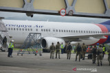 PEMBERANGKATAN BRIMOB ACEH MENUJU PAPUA. Sejumlah personil Brimob Polda Aceh berjalan menaiki pesawat chateran, Sriwijaya Air saat pemberangkatan  menuju Papua di Bandara Internasional Sultan Iskandar Muda, Blang Bintang, Kabupaten Aceh Besar, Aceh, Minggu (22/8/2021).Polda Aceh memberangkan sebanyak 203 personil Brimob ke Papua dalam rangka penugasan latihan pra operasi dan Operasi Amole 2021 serta operasi pengamanan. ANTARA FOTO/Ampelsa.