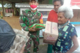 Aparat TNI beri bantuan sembako warga Nafri Jayapura di masa pandemi