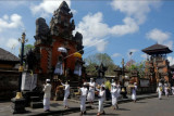 Umat Hindu melakukan ritual persembahyangan saat Upacara Wisuda Bumi pada Pemberlakuan Pembatasan Kegiatan Masyarakat (PPKM) Level 4 di Pura Agung Jagatnatha, Denpasar, Bali, Minggu (22/8/2021). Upacara yang digelar oleh Pemerintah Kota Denpasar bertepatan pada hari suci Hindu tersebut untuk mendoakan supaya pandemi COVID-19 kembali mereda menyusul masih tingginya jumlah kasus COVID-19 di ibu kota Provinsi Bali itu. ANTARA FOTO/Nyoman Hendra Wibowo/nym.