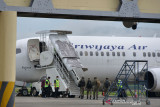 PEMBERANGKATAN BRIMOB ACEH MENUJU PAPUA. Sejumlah personil Brimob Polda Aceh berjalan menaiki pesawat chateran, Sriwijaya Air saat pemberangkatan  menuju Papua di Bandara Internasional Sultan Iskandar Muda, Blang Bintang, Kabupaten Aceh Besar, Aceh, Minggu (22/8/2021).Polda Aceh memberangkan sebanyak 203 personil Brimob ke Papua dalam rangka penugasan latihan pra operasi dan Operasi Amole 2021 serta operasi pengamanan. ANTARA FOTO/Ampelsa.