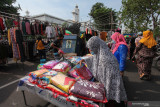 Warga mengunjungi pasar dadakan di ruas Jalan Pahlawan, Surabaya, Jawa Timur, Minggu (22/8/2021). Para pedagang berjualan kembali di hari Minggu pagi di pasar dadakan di kawasan Tugu Pahlawan tersebut yang sebelumnya sempat tidak diperbolehkan menggelar  dagangannya karena pandemi COVID-19. Antara Jatim/Didik Suhartono/zk