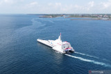  Foto udara KRI Golok-688 berlayar pada peluncuran di Pantai Cacalan, Banyuwangi, Jawa Timur, Sabtu (21/8/2021). KRI Golok-688  merupakan Kapal Cepat Rudal Trimaran buatan dalam negeri oleh PT Lundin Industry Invest yang diharapkan mampu menekan ketergantungan kebutuhan alutsista yang digunakan TNI AL dari negara lain dimasa mendatang. Antara Jatim/Budi Candra Setya/zk