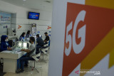 Sejumlah pelanggan melakukan konsultasi layanan Jaringan 5G di XL Center Martadinata, Bandung, Jawa Barat, Senin (23/8/2021). Kementerian Komunikasi dan Informatika telah menyatakan PT XL Axiata Tbk (XL Axiata) lolos Uji Laik Operasi (ULO) untuk menggelar jaringan 5G di Indonesia guna memberikan kemudahan akses internet cepat bagi masyarakat Indonesia. ANTARA FOTO/Novrian Arbi/agr
