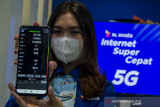 Customer Relation Representative XL Axiata menunjukkan kualitas layanan jaringan 5G berupa 4K video streaming di XL Center Martadinata, Bandung, Jawa Barat, Senin (23/8/2021). Kementerian Komunikasi dan Informatika telah menyatakan PT XL Axiata Tbk (XL Axiata) lolos Uji Laik Operasi (ULO) untuk menggelar jaringan 5G di Indonesia guna memberikan kemudahan akses internet cepat bagi masyarakat Indonesia. ANTARA FOTO/Novrian Arbi/agr
