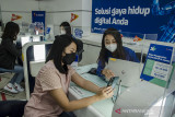 Pelanggan melakukan konsultasi layanan Jaringan 5G di XL Center Martadinata, Bandung, Jawa Barat, Senin (23/8/2021). Kementerian Komunikasi dan Informatika telah menyatakan PT XL Axiata Tbk (XL Axiata) lolos Uji Laik Operasi (ULO) untuk menggelar jaringan 5G di Indonesia guna memberikan kemudahan akses internet cepat bagi masyarakat Indonesia. ANTARA FOTO/Novrian Arbi/agr
