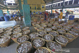 Suasana transaksi jual beli ikan di tempat pelelangan ikan Eretan Kulon, Kandanghaur, Indramayu, Jawa Barat, Senin (23/8/2021). Menteri Kelautan dan Perikanan Sakti Wahyu Trenggono memaparkan nilai produksi di sektor perikanan laut Indonesia terhitung sekitar Rp132 triliun dengan peluang produksi melebihi 10 juta ton per tahun. ANTARA FOTO/Dedhez Anggara/agr