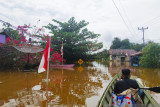 Kondisi banjir besar yang merendam pemukiman penduduk di wilayah Teluk Barak Kecamatan Putussibau Selatan dan sejumlah kecamatan lainnya di wilayah Kapuas Hulu Kalimantan Barat. Foto ANTARA/Teofilusianto Timotius